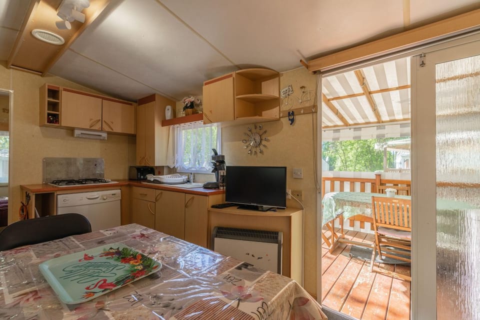 Property building, Kitchen or kitchenette, Living room