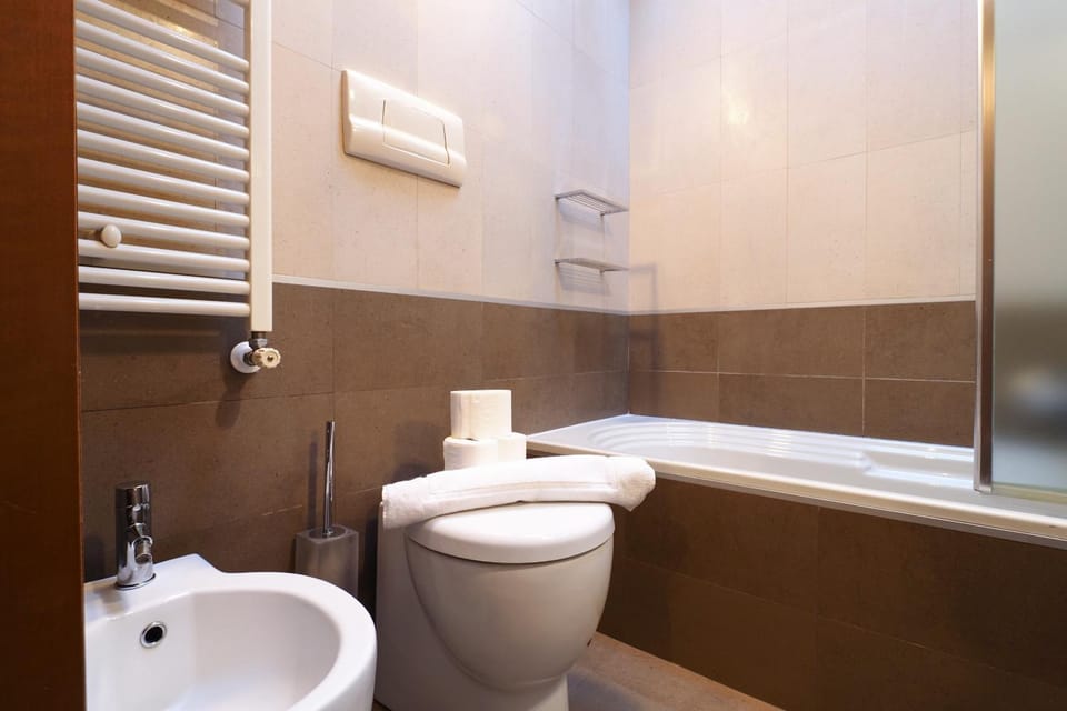Shower, Toilet, Bathroom, Bath, bidet, towels