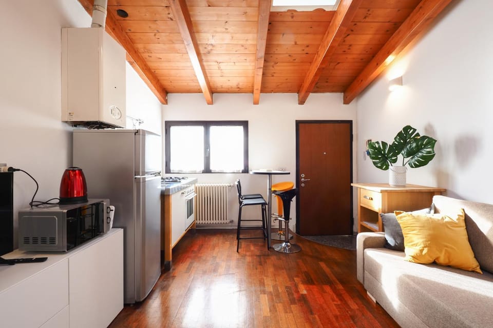 Coffee/tea facilities, Living room, Photo of the whole room, Seating area, Dining area, Bedroom, minibar, pet friendly