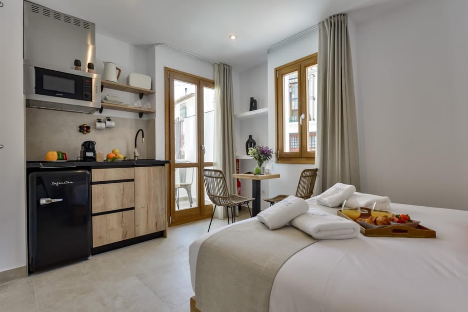 Bed, Kitchen or kitchenette, Photo of the whole room, Bedroom, minibar, towels