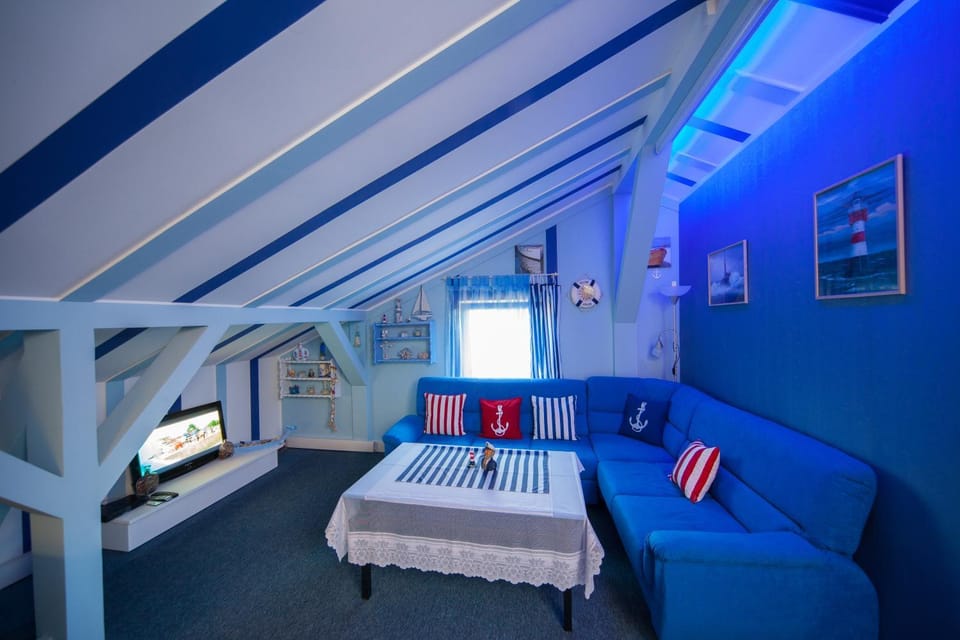 Communal lounge/ TV room, TV and multimedia, Living room