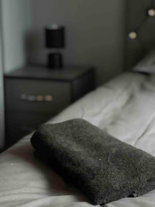 Bed, Bedroom, towels