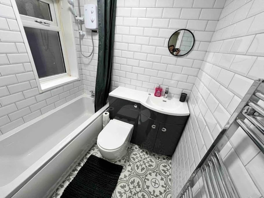 Shower, Toilet, Bathroom, Bath
