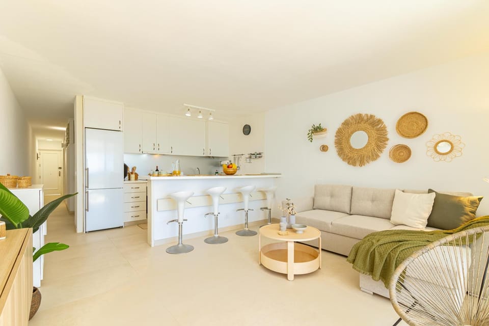 Kitchen or kitchenette, Living room, Seating area, Dining area