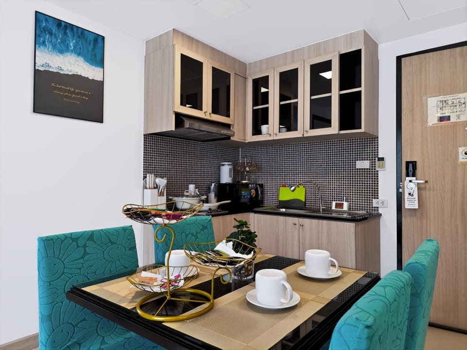 Coffee/tea facilities, Kitchen or kitchenette, Dining area, stove