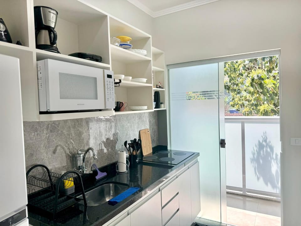 Coffee/tea facilities, Kitchen or kitchenette, microwave, stove