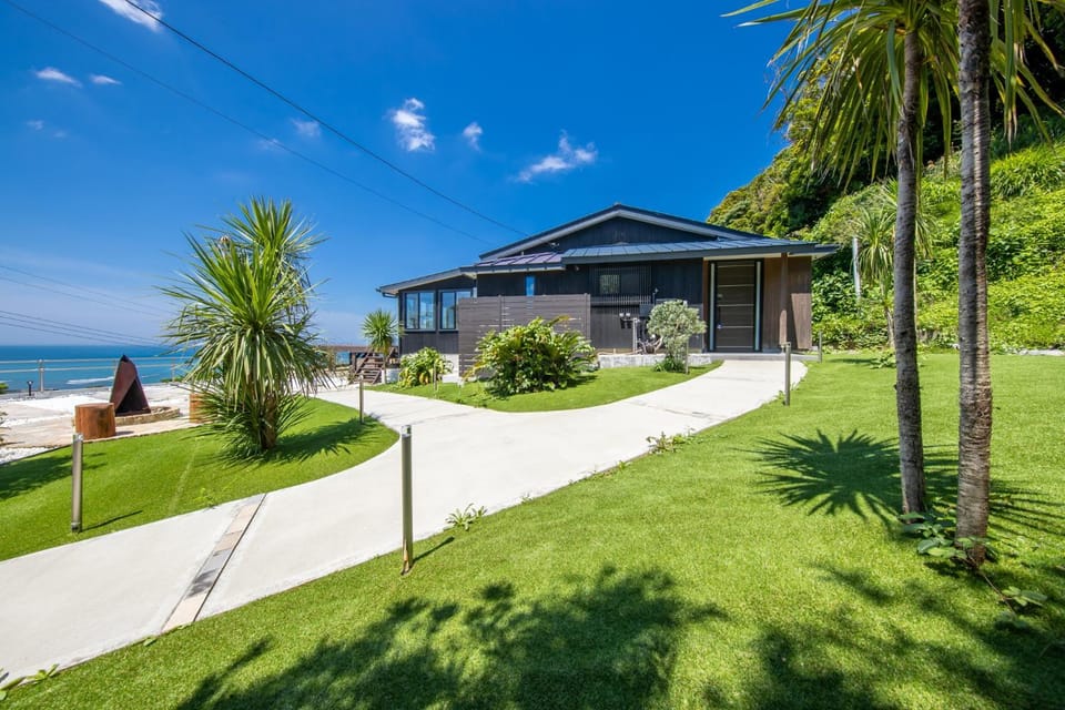 Property building, Day, Natural landscape, Garden, Garden view, Sea view