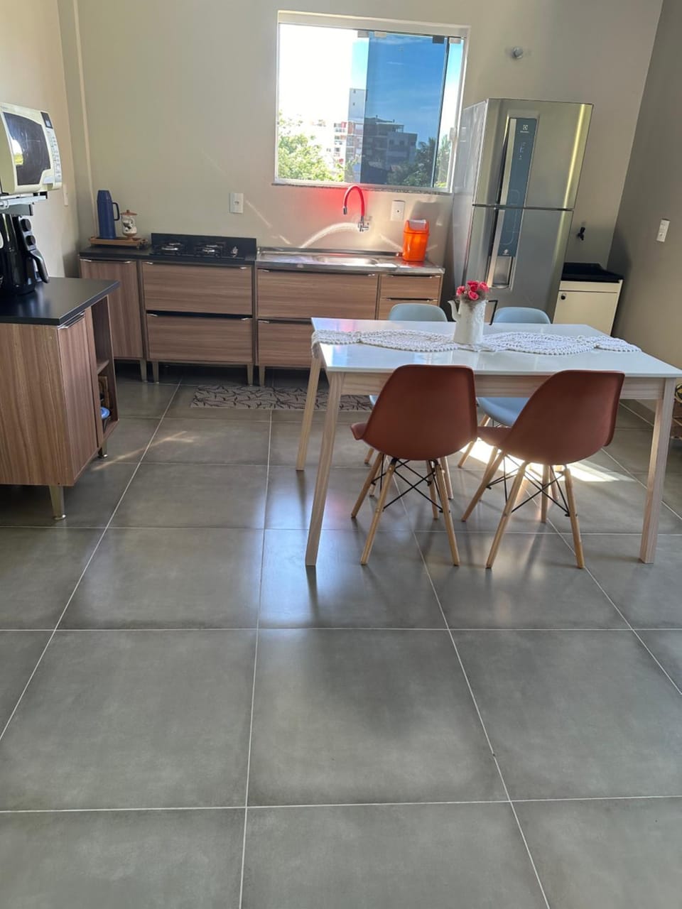 Kitchen or kitchenette, Dining area, minibar, oven, stove