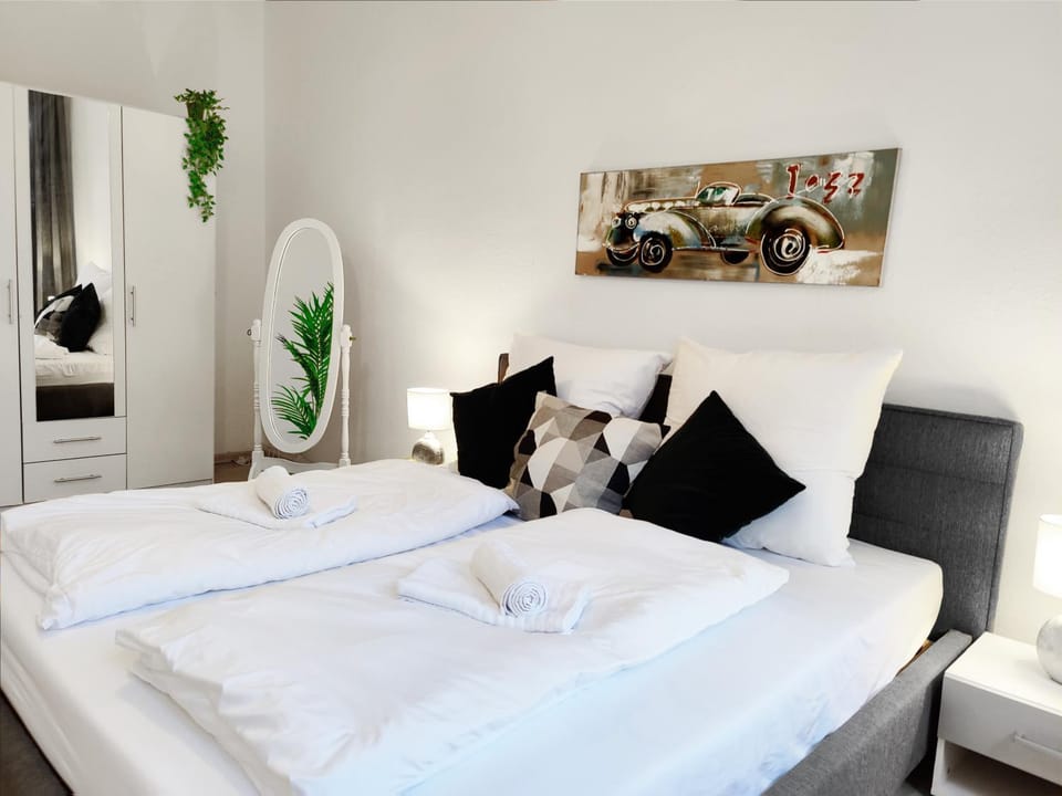 Bed, Photo of the whole room, Decorative detail, Bedroom