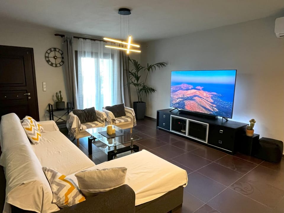 TV and multimedia, Living room, Seating area, Evening entertainment