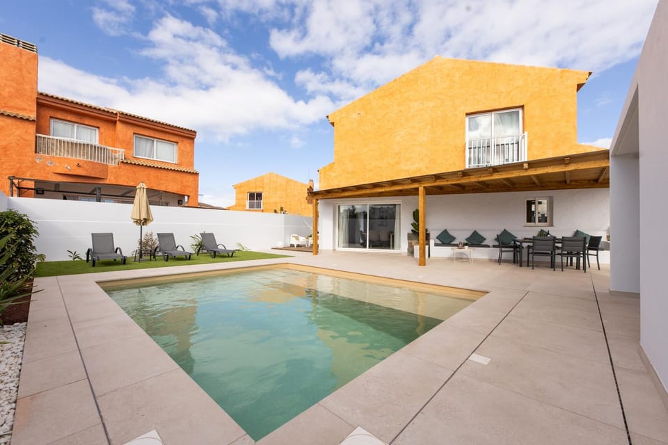 Day, Balcony/Terrace, Swimming pool, Swimming pool, sunbed