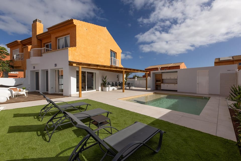 Day, Balcony/Terrace, Swimming pool, Swimming pool, sunbed