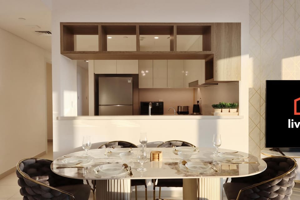 Kitchen or kitchenette, Living room, Seating area, Dining area