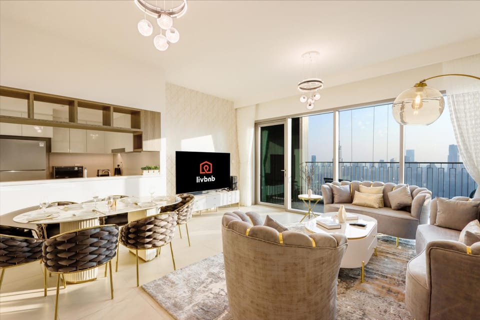 TV and multimedia, Kitchen or kitchenette, Living room, Seating area, Dining area