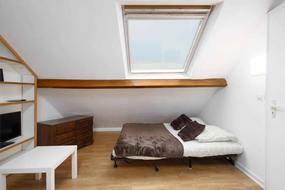 Bed, TV and multimedia, Living room