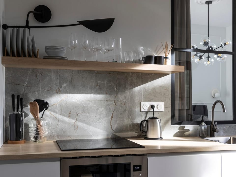 Coffee/tea facilities, Kitchen or kitchenette, stove
