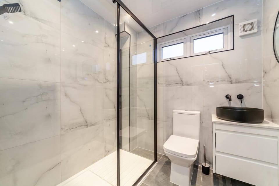 Shower, Toilet