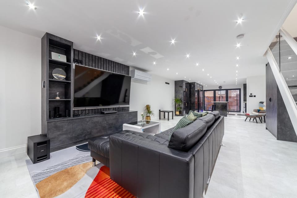Communal lounge/ TV room, TV and multimedia, Living room, Seating area, Evening entertainment
