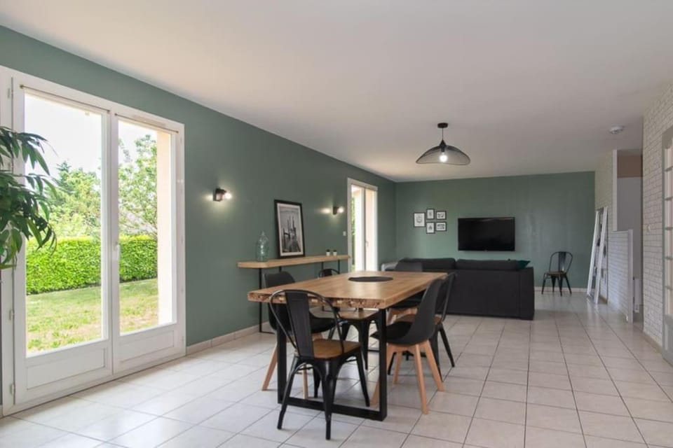 TV and multimedia, Living room, Seating area, Dining area