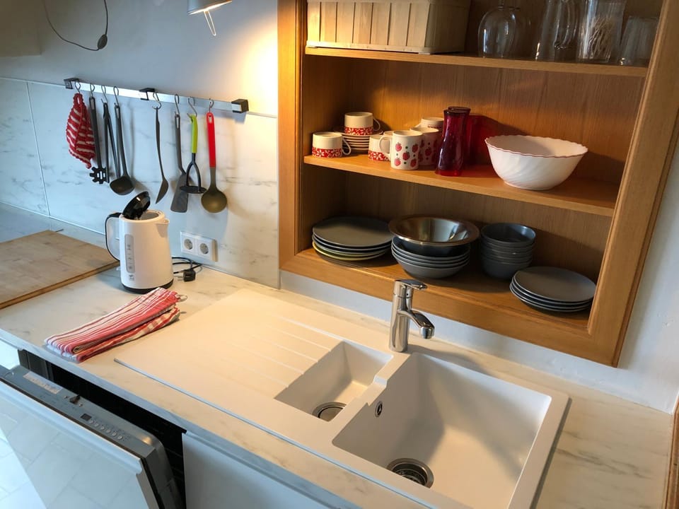 Coffee/tea facilities, Kitchen or kitchenette, dishwasher
