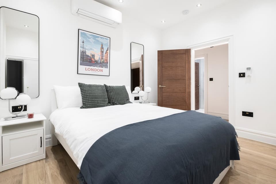 Bed, TV and multimedia, Bedroom, wardrobe, air conditioner