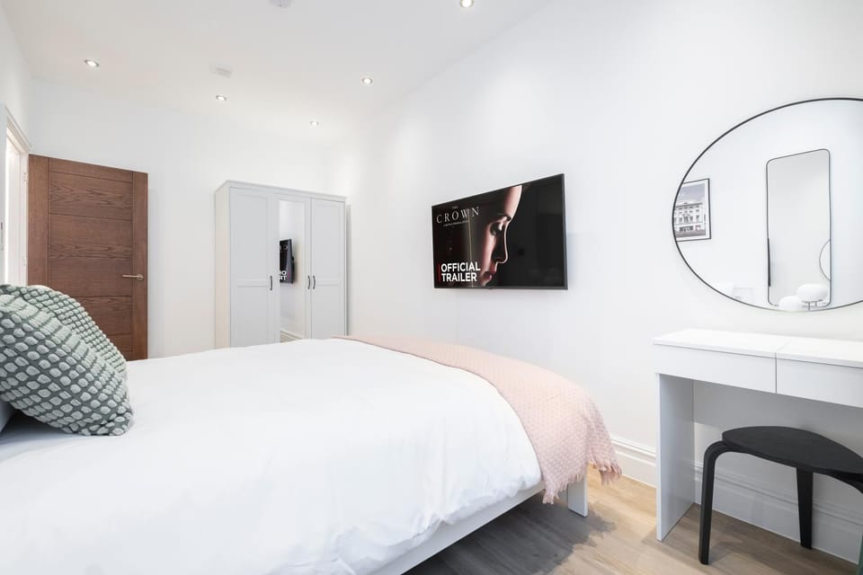 Bed, TV and multimedia, Bedroom, wardrobe