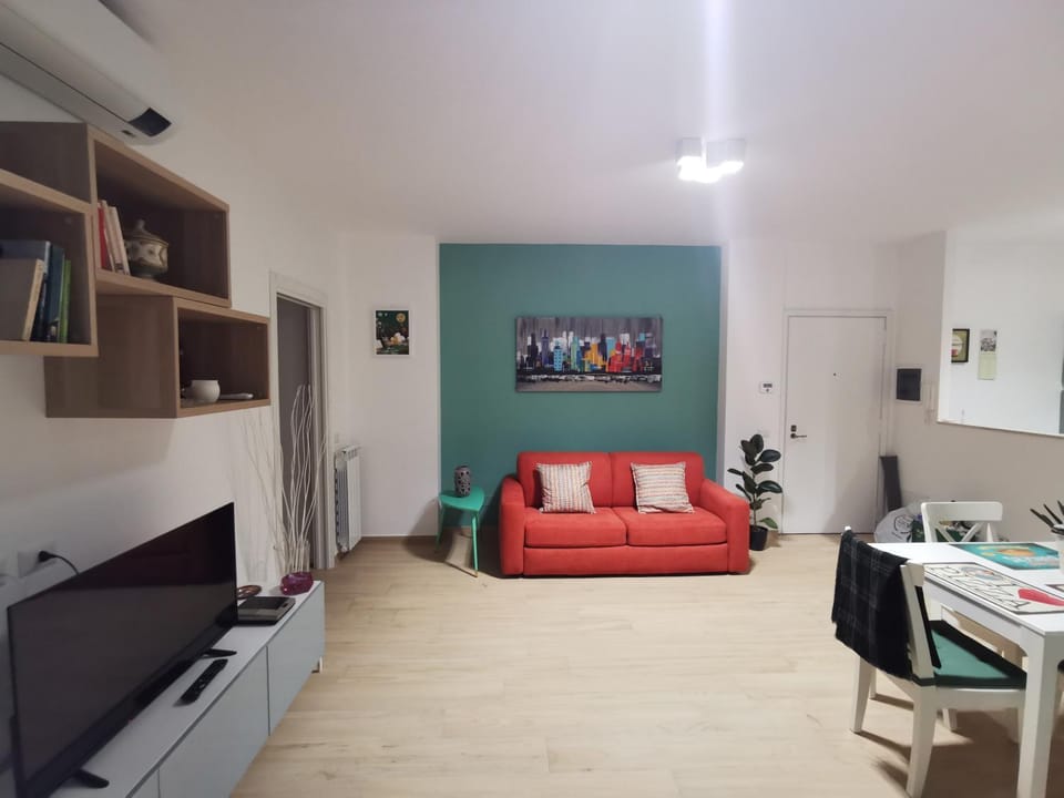 TV and multimedia, Living room, Photo of the whole room, Seating area, Dining area, hair dresser
