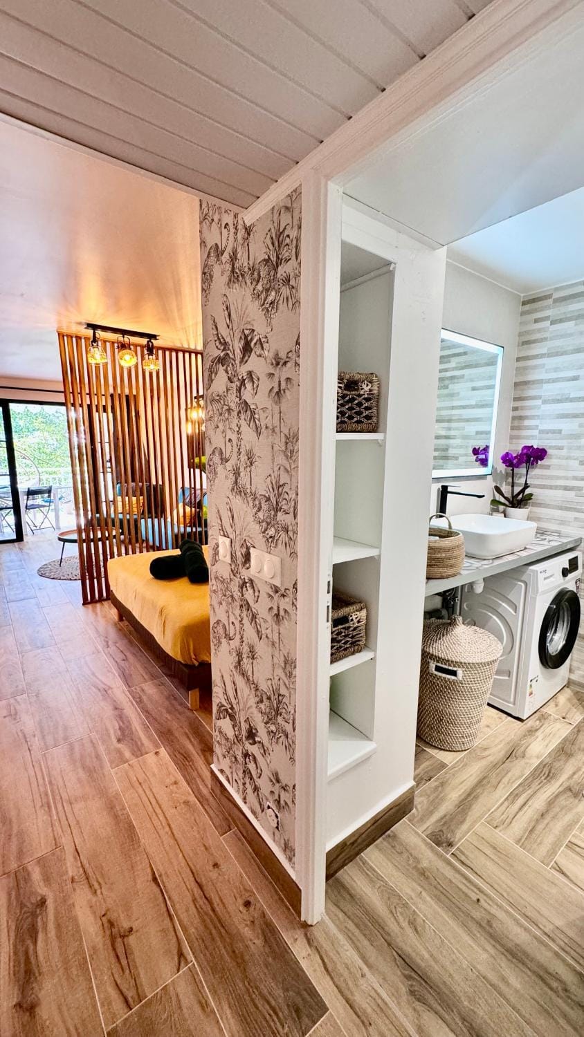Bathroom, Bedroom, towels, washing machine