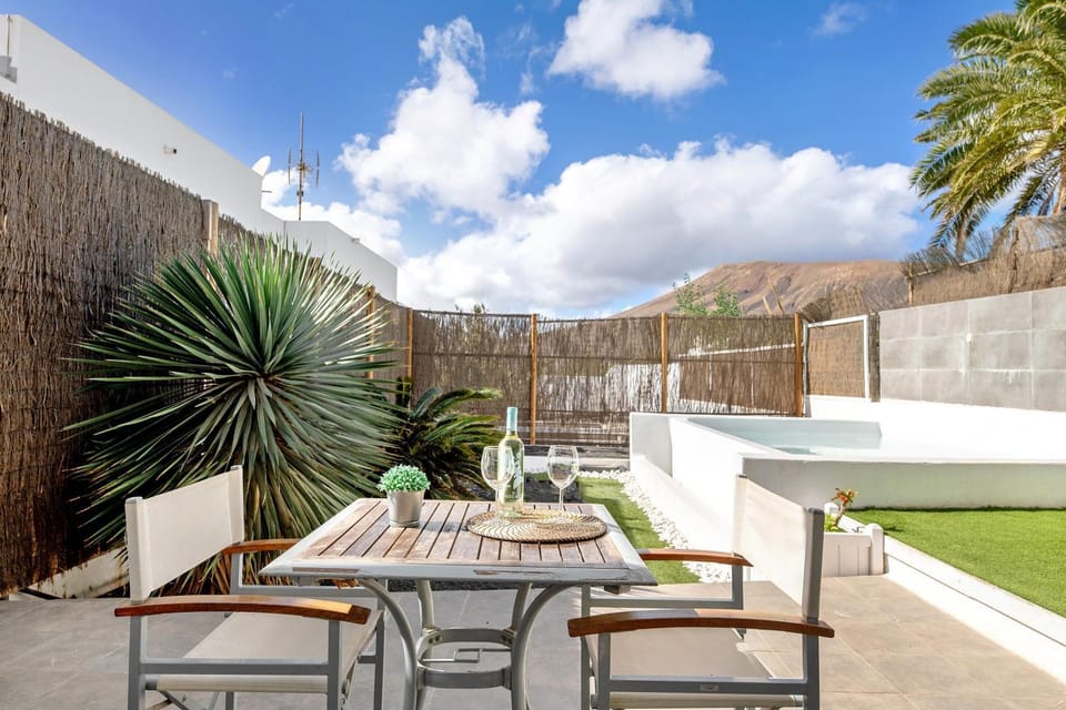 Property building, Balcony/Terrace, Living room