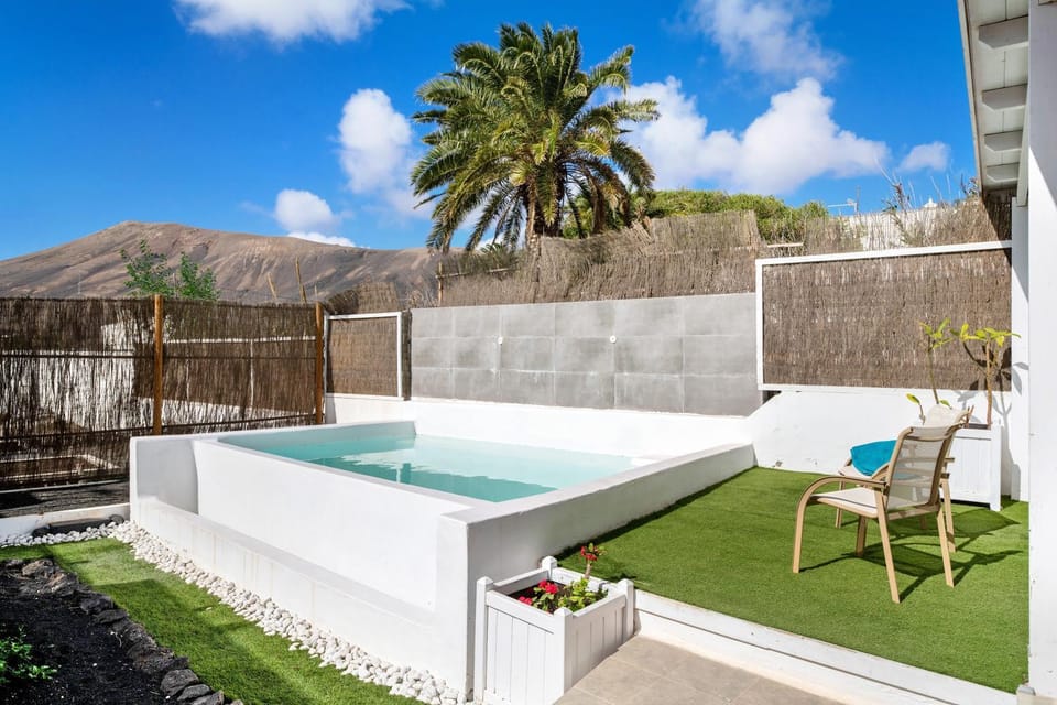 Property building, Balcony/Terrace, Living room, Swimming pool