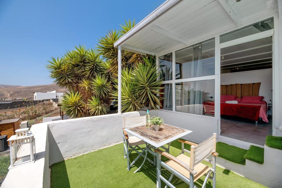 Property building, Balcony/Terrace, Living room
