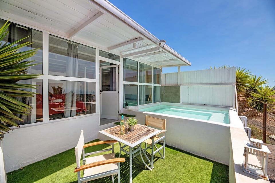 Property building, Balcony/Terrace, Living room, Swimming pool
