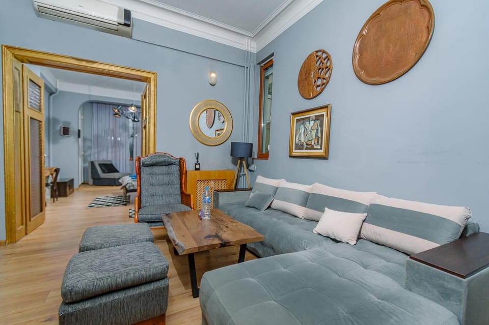 Bed, TV and multimedia, Living room, Photo of the whole room, Seating area, Bedroom