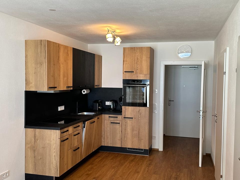 Kitchen or kitchenette, dishwasher, stove
