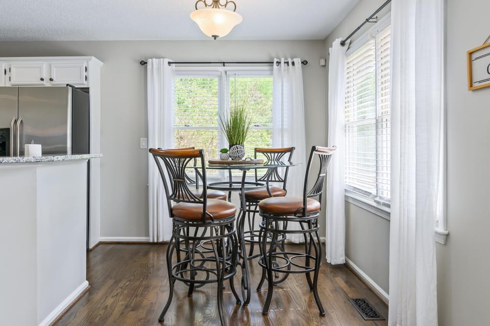 Fully Fenced & Stylish 3BR Near LakePoint Sports House in Cartersville