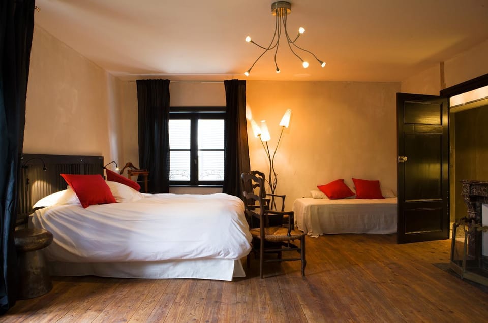 Bed, Photo of the whole room, Decorative detail, Bedroom