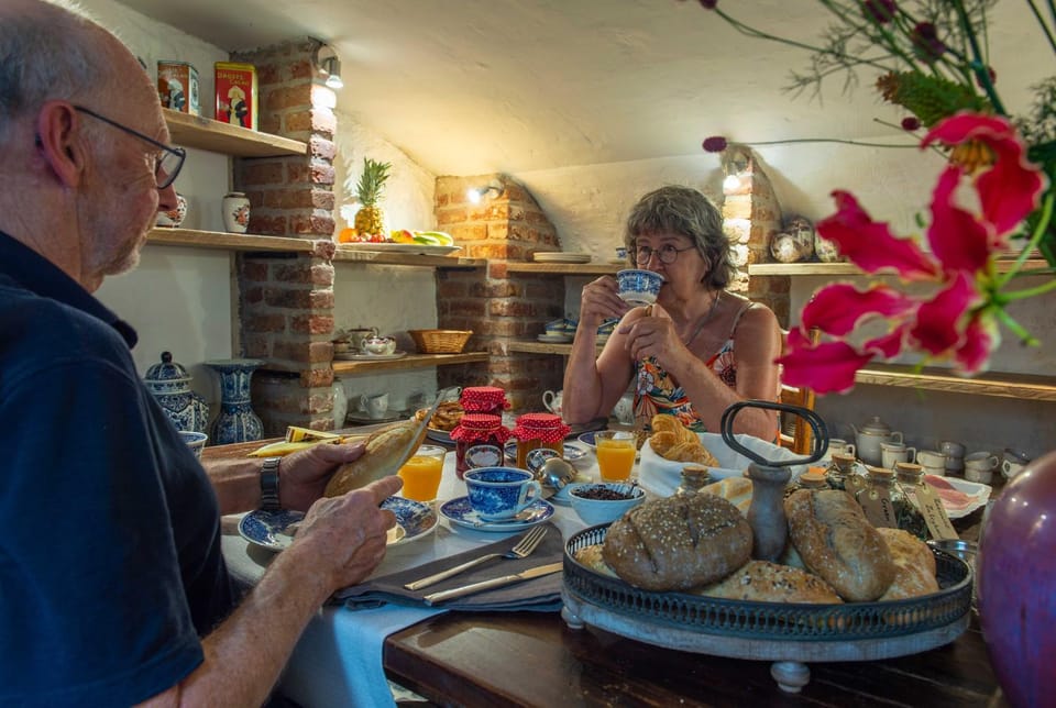 Restaurant/places to eat, Breakfast, Continental breakfast