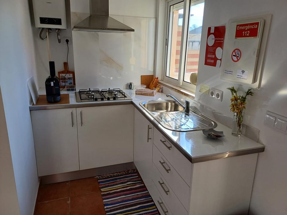 Coffee/tea facilities, Kitchen or kitchenette, stove