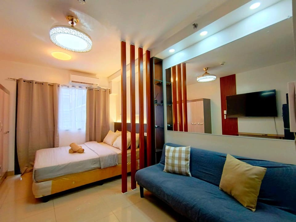 Bed, Seating area, Bedroom, air conditioner