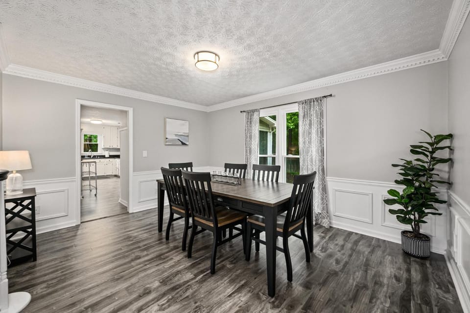 Relax In This 4BR Retreat With Screened Snug Porch House in Georgia