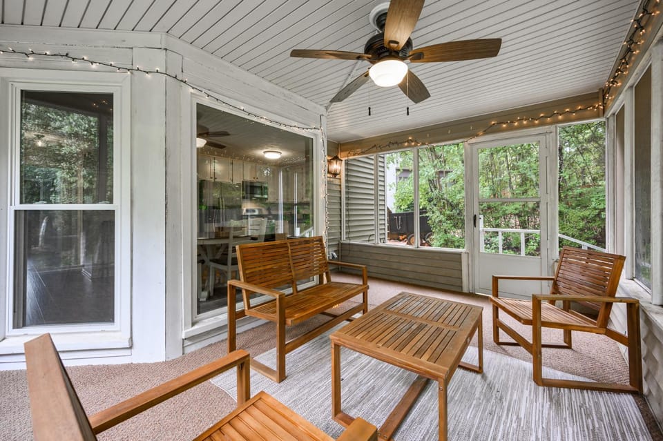 Relax In This 4BR Retreat With Screened Snug Porch House in Georgia