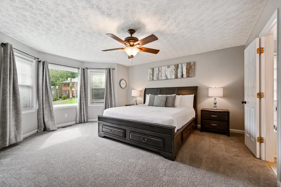 Relax In This 4BR Retreat With Screened Snug Porch House in Georgia