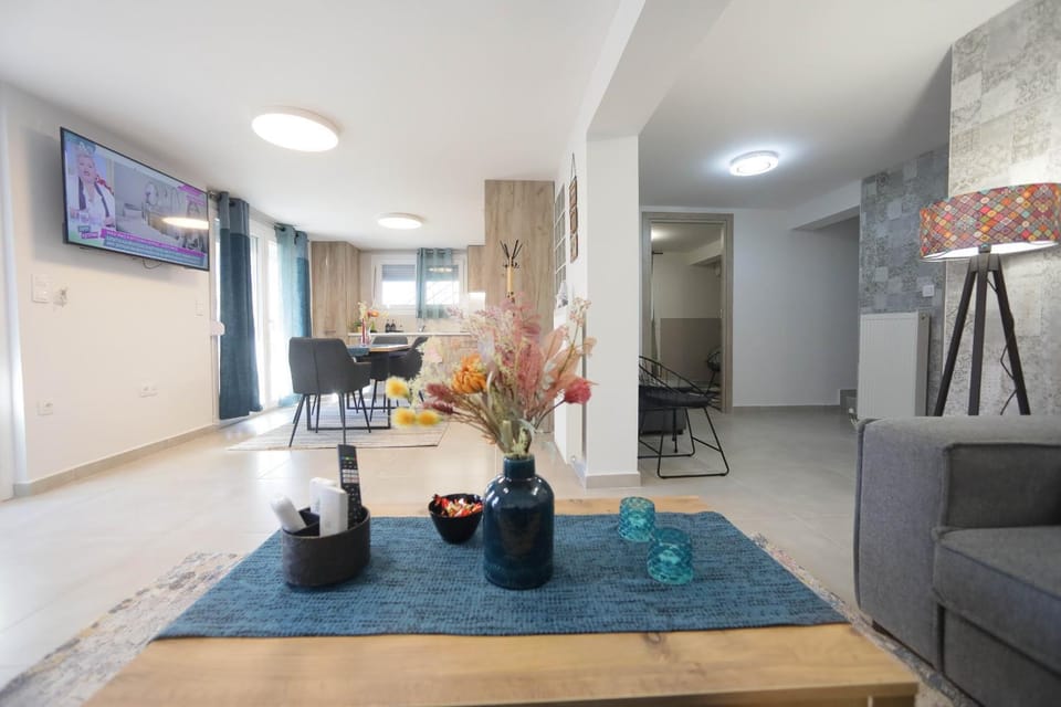 TV and multimedia, Living room, Seating area, Dining area