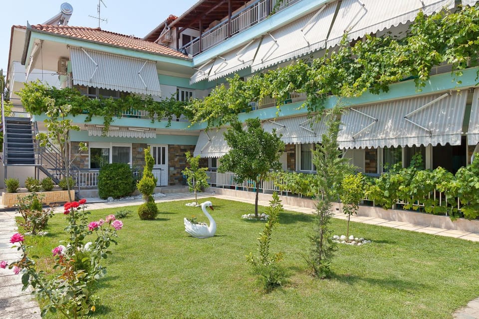 Property building, Facade/entrance, Garden, Garden view