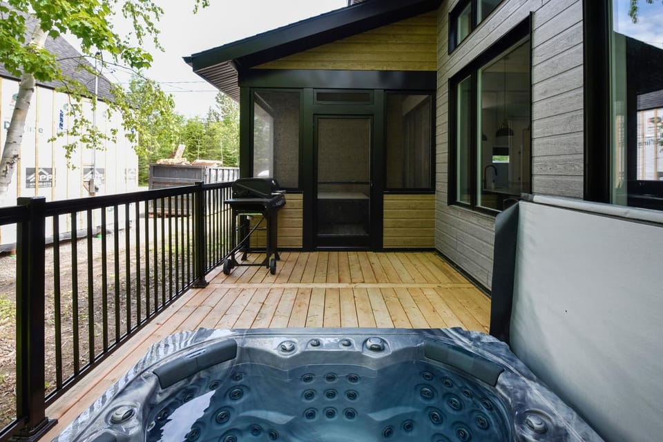 Achille - Boisé avec spa et sauna Chalet in Quebec