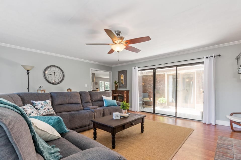 Fully Fenced Rustic Home Minutes From Truist Park House in Vinings