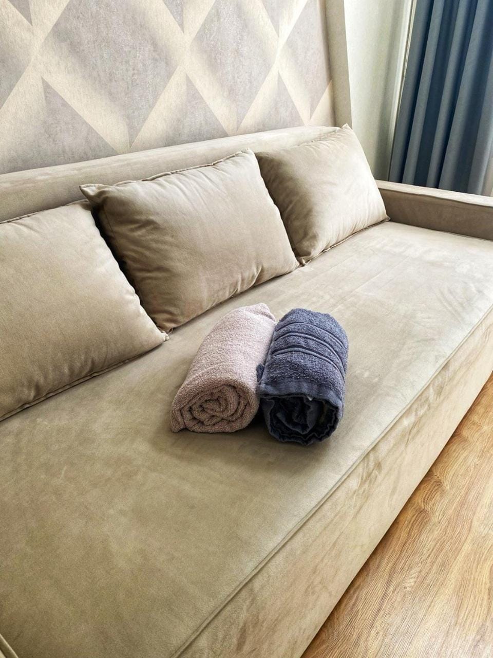 Bed, Living room, Seating area, towels