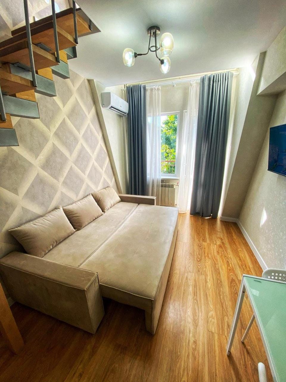 Bed, TV and multimedia, Living room, Photo of the whole room, Seating area, Bedroom