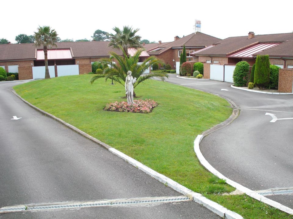 Property building, Day, Garden