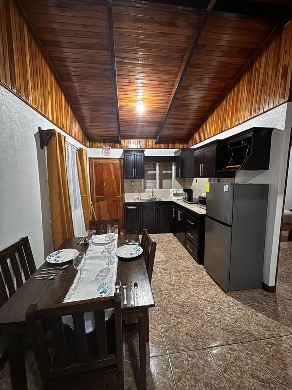 Kitchen or kitchenette, Dining area